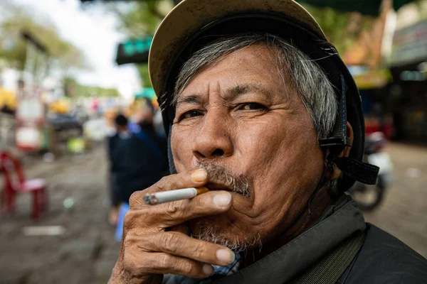 Gammal Rökare Från Vietnam — Stockfoto