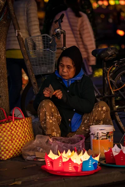 Oude Vrouw Van Hoi Verkoopt Lantaarn Kaars — Stockfoto