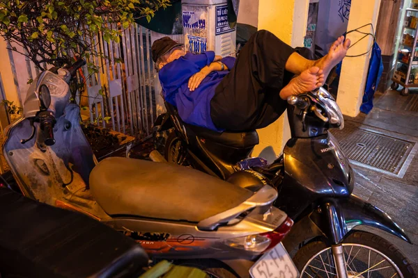 Ein Schlafender Mann Auf Einem Motorrad Vietnam — Stockfoto