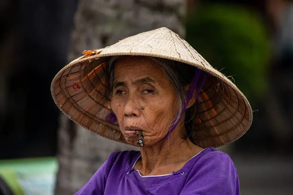 Vietnam Dan Gelen Yaşlı Kadın Puro Içiyor — Stok fotoğraf