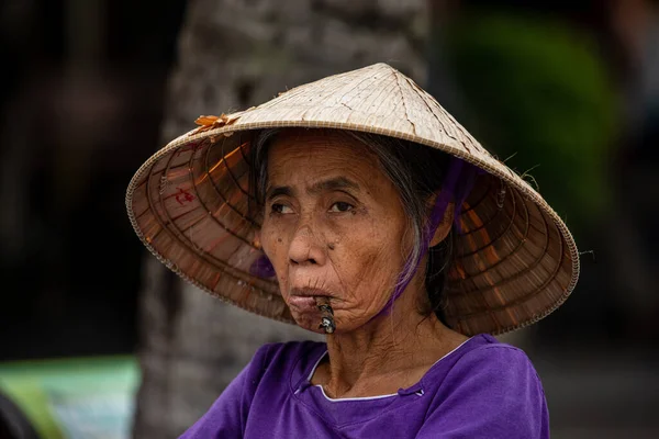 Alte Frau Aus Vietnam Raucht Eine Zigarre — Stockfoto