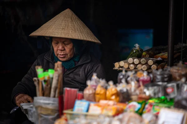 Oude Vrouw Een Markt Uit Vietnam — Stockfoto