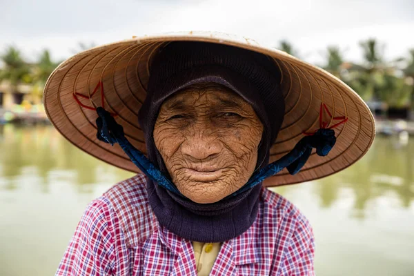 Vietnam Dan Hasır Şapkalı Yaşlı Kadın — Stok fotoğraf