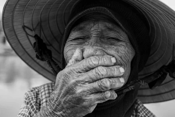 ベトナムからの藁帽子を持つ老婦人 — ストック写真