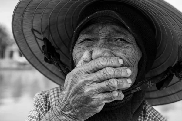 Mulher Velha Com Chapéu Palha Vietnã — Fotografia de Stock