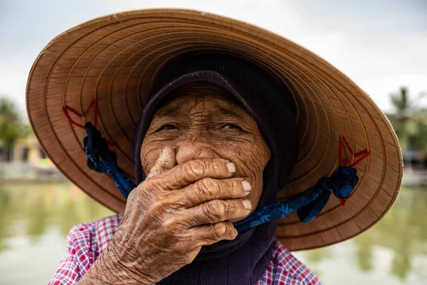 Vietnam Dan Hasır Şapkalı Yaşlı Kadın — Stok fotoğraf