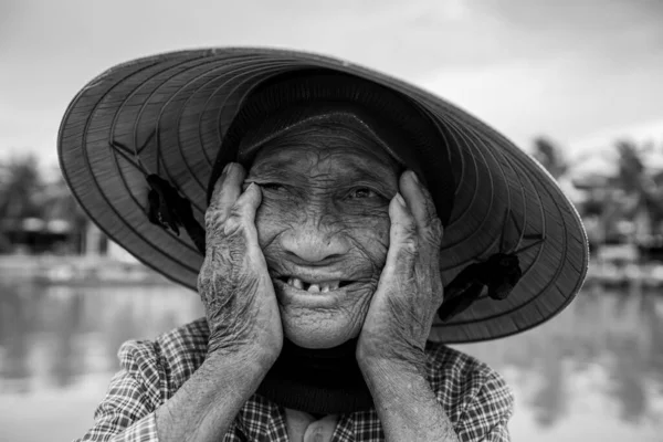 ベトナムからの藁帽子を持つ老婦人 — ストック写真