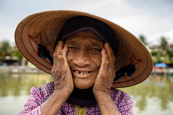 Gammal Kvinna Med Halmhatt Från Vietnam — Stockfoto