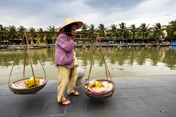 베트남에서 밀짚모자를 노부인 — 스톡 사진