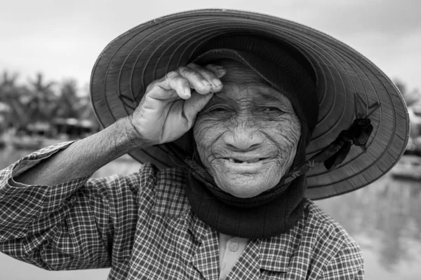 Vietnam Dan Hasır Şapkalı Yaşlı Kadın — Stok fotoğraf