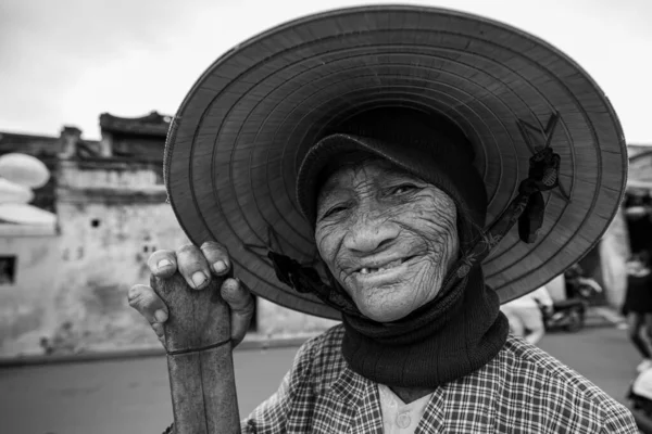 Vietnam Dan Hasır Şapkalı Yaşlı Kadın — Stok fotoğraf