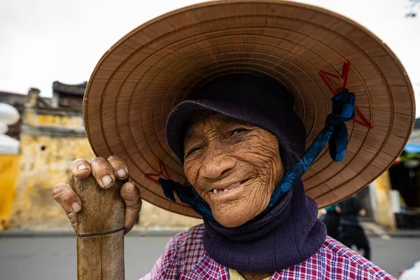 Vieja Con Sombrero Paja Vietnam — Foto de Stock