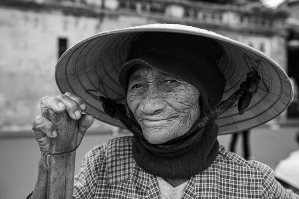 Mulher Velha Com Chapéu Palha Vietnã — Fotografia de Stock