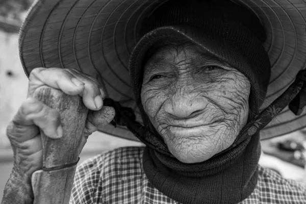 Vietnam Dan Hasır Şapkalı Yaşlı Kadın — Stok fotoğraf