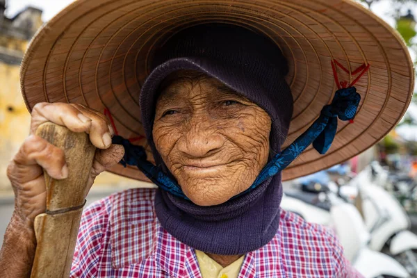 Vietnam Dan Hasır Şapkalı Yaşlı Kadın — Stok fotoğraf