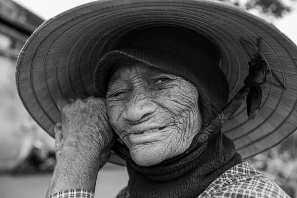 Mulher Velha Com Chapéu Palha Vietnã — Fotografia de Stock