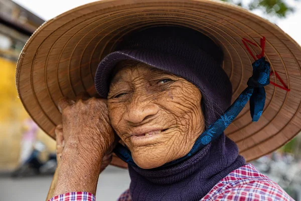 Vieja Con Sombrero Paja Vietnam — Foto de Stock