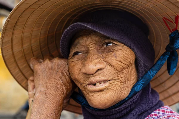 Stará Žena Slamákem Vietnamu — Stock fotografie