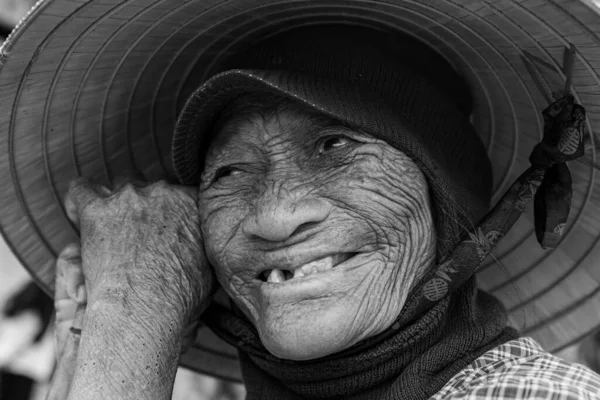 Stara Kobieta Słomkowym Kapeluszu Wietnamu — Zdjęcie stockowe
