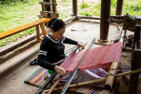 Μια Γυναίκα Έναν Αργαλειό Στο Βιετνάμ — Φωτογραφία Αρχείου
