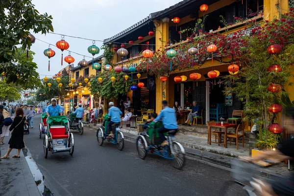 Pessoas Nas Ruas Cidade Hoi Vietnã Dezembro 2019 — Fotografia de Stock