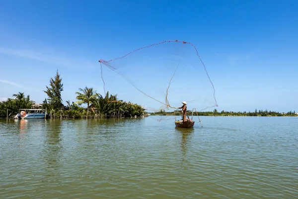 Pescador Tradicional Está Pescando Hoi Vietnam — Foto de Stock