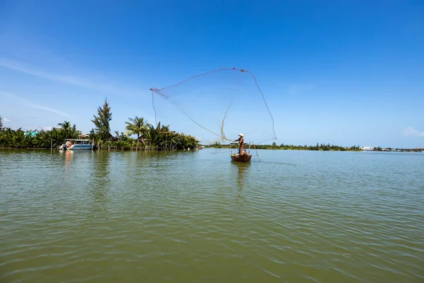 Pescador Tradicional Está Pescando Hoi Vietnam — Foto de Stock