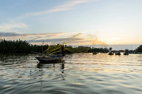 Pescador Tradicional Está Pescando Hoi Vietnam — Foto de Stock