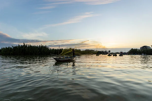 Pescador Tradicional Está Pescando Hoi Vietnam — Foto de Stock