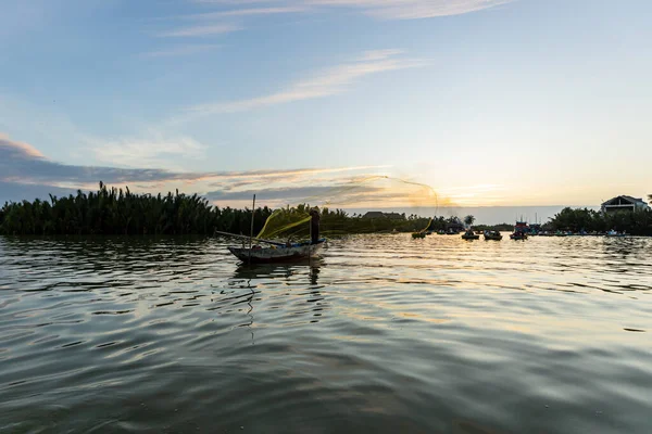 Pescador Tradicional Está Pescando Hoi Vietnam — Foto de Stock