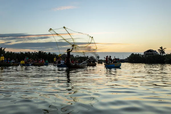 Pescador Tradicional Está Pescando Hoi Vietnam — Foto de Stock