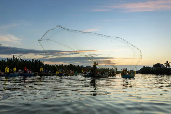 Pescador Tradicional Está Pescando Hoi Vietnam — Foto de Stock