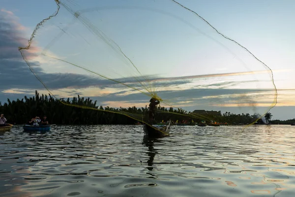 Pescador Tradicional Está Pescando Hoi Vietnam — Foto de Stock