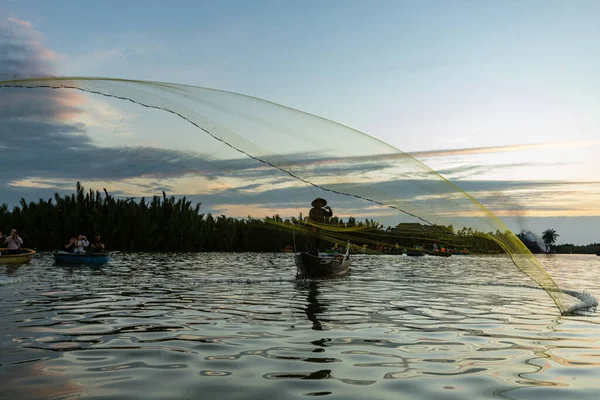 Pescador Tradicional Está Pescando Hoi Vietnam — Foto de Stock