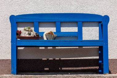 Mavi bir bank ve koltuk.