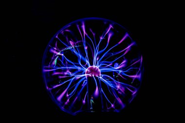 Siyah zemin üzerinde kırmızı ve mavi ışınlar ve şimşekler, plazma topu