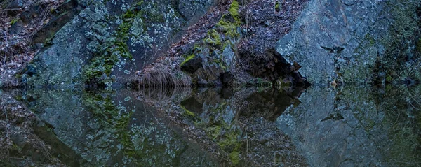 Prawdziwe Refleksje Nad Wodą Tworzą Abstrakcyjną Fakturę — Zdjęcie stockowe