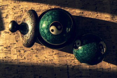 Çin yin yang toplarının yakın çekimi, dünyanın ve evrenin ahengi, Yin yang sembollü Qigong topları.