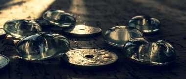 Mantar arka planda Norveç parasının bir yığın yakını, bir güneş ışığı demeti tarafından aydınlatılmış..