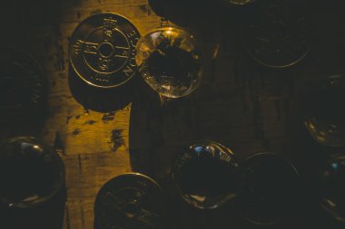 Mantar arka planda Norveç parasının bir yığın yakını, bir güneş ışığı demeti tarafından aydınlatılmış..