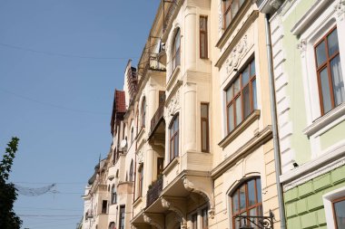 Chernivtsi, Ukrayna, 25.08.2019: Avusturya mimarisine sahip eski güzel binalar