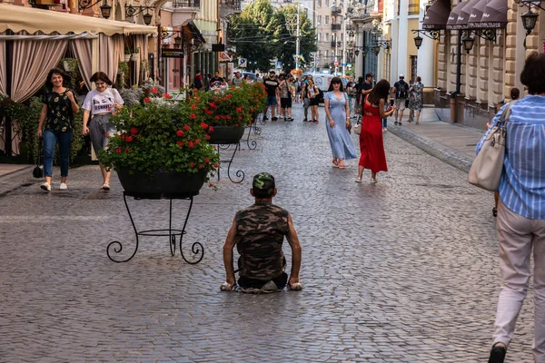 Chernivtsi, Ucraina, 25.08.2019: Bella strada pedonale del centro storico decorata con fiori, piena di gente — Foto Stock