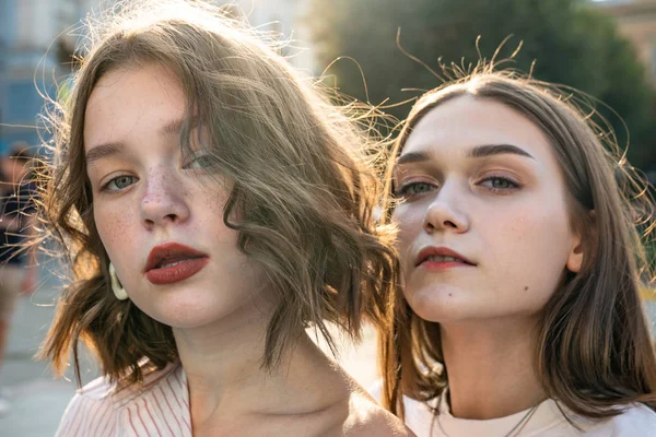 Närbild porträtt av glamorösa unga flickor med naturlig make up och gröna ögon som tittar på kameran — Stockfoto