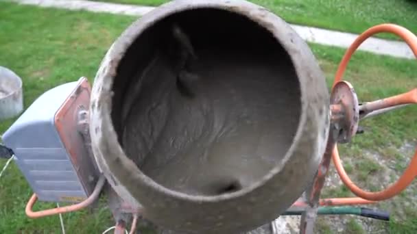 Concret mixer mengt de concret oplossing van zand, cement en water — Stockvideo