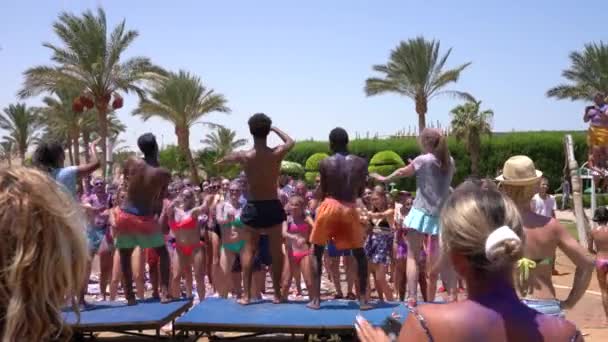 Hurghada, Egypt, 09.08.2019: International group of people tourists dancing wity animators on a beach dance party — Stock Video