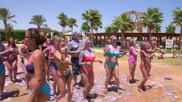 Hurghada, Ägypten, 09.08.2019: Praktikanten haben Spaß bei der Tanzparty am Strand — Stockvideo