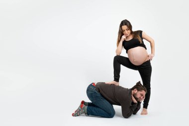 Hoşnutsuz genç sakallı adam ellerine yaslanmış, siyah pıhtılı hamile karısı yemeğini sırtına koymuş, senin mesajının kopyası.