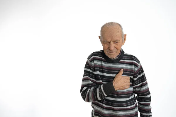 Old sad, depressed man in casual clothes, senior europaen man heart attack, painful male with pain on heart, isalated over white background, copyspace for your text — Stock Photo, Image