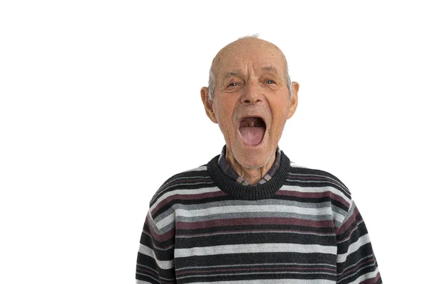 Bonito homem velho em roupas casuais mostra a boca sem dentes isolados sobre fundo branco, precisa de um dentista, copyspace — Fotografia de Stock