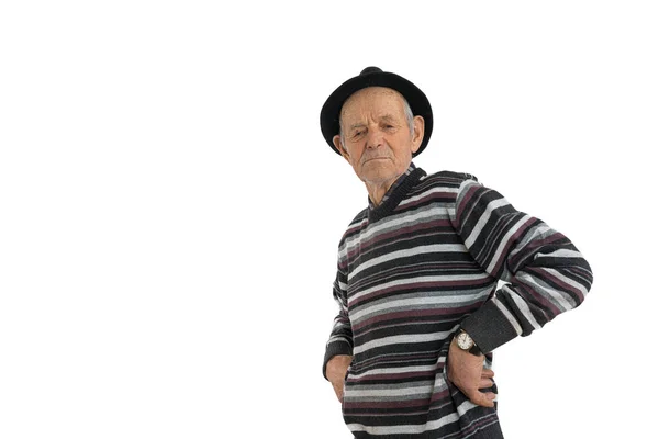 Anciano pensativo en ropa casual y sombrero negro, reflexivo orgulloso senior sostiene sus manos en su cintura, aislado sobre fondo blanco, copyspace para su texto — Foto de Stock